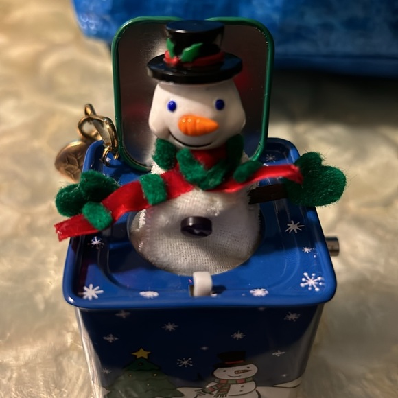 Hallmark Keepsake Ornament Pop! Goes the Snowman. 2003, 1st in the Pop! Series - Picture 7 of 7